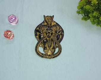 Aldaba de puerta de latón con diseño de criatura: campana de cabra, elefante y yali