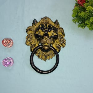 Porta in ottone appeso lungo batacchio testa di leone barbuto / Campanello porta leone africano in ottone