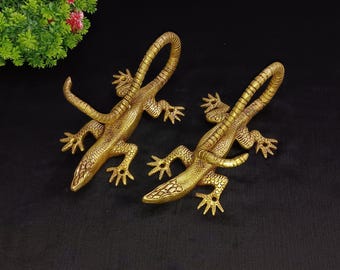 Dörrhandtag i mässing med komodovaran: Dekoration av vild ödla