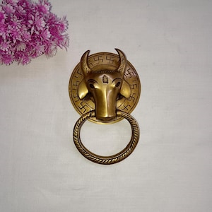 Aldaba de puerta con cabeza de vaca de latón: Kamdhenu Nandi, placa posterior de Ganesha