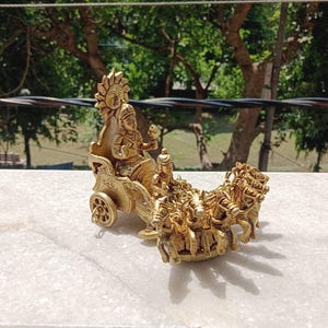 Messing Surya Devta Pferdewagen Statue: Religiöses Wohnkultur