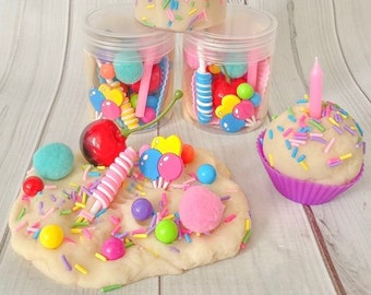 Personalisierte Geburtstags-Cupcake-PlayDough-Gläser, Goodie-Bags, Partygeschenke für Mädchen, Backhandwerk, Spielteig-Set, sensorische Behälter, sensorisches Spielzeug