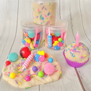 Personalized Birthday Cupcake PlayDough Jars, goodie bags, girls party favors, baking craft, play dough kit, sensory containers, sensory toy