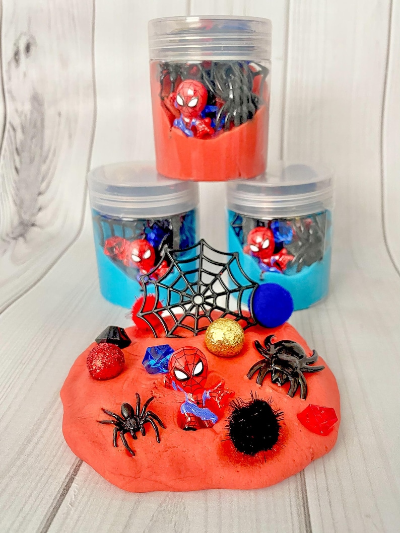Pu&ograve; includere: Slime rosso, blu e nero con una ragnatela, un ragno e una piccola figurina di Spiderman. Lo slime &egrave; in un contenitore trasparente con un coperchio.