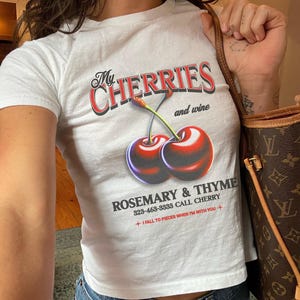 Camiseta de bebé "Cerezas y vino", camiseta gráfica, camiseta de bebé "Coquette", camiseta estética, camiseta "Romero y tomillo", camiseta de bebé para mujer, top inspirado en la música