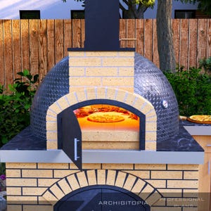 Pu&ograve; includere: Un forno per pizza da esterno in mattoni con base e arco in mattoni gialli, cupola piastrellata grigio scuro e porta in metallo nero. L'interno del forno &egrave; illuminato da una luce calda, mostrando una pizza in cottura. Testo ARCHIGITOPIA.