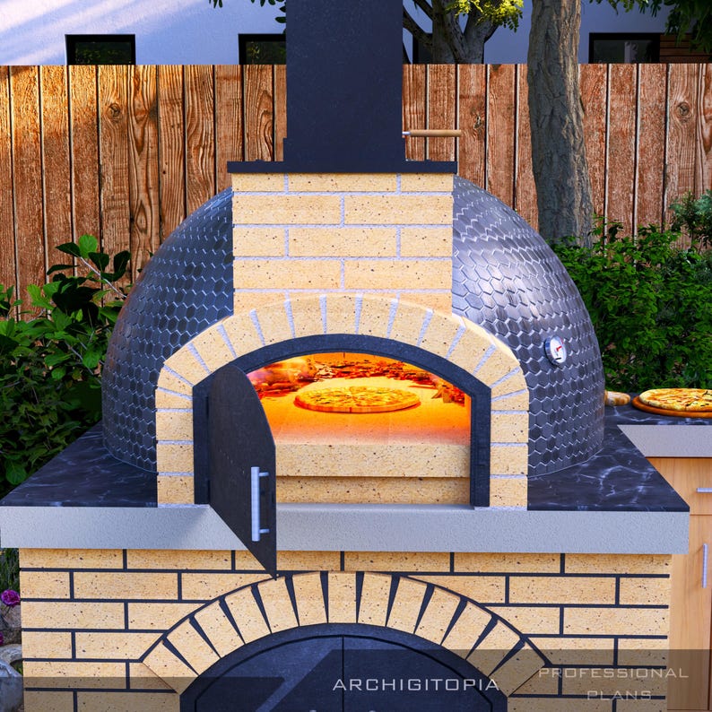Pu&ograve; includere: Un forno per pizza da esterno in mattoni con base e arco in mattoni gialli, cupola piastrellata grigio scuro e porta in metallo nero. L'interno del forno &egrave; illuminato da una luce calda, mostrando una pizza in cottura. Testo ARCHIGITOPIA.
