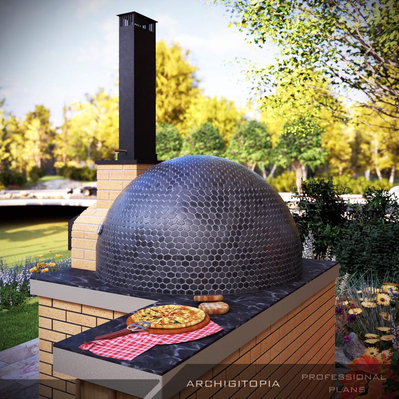 Pu&ograve; includere: Un forno per pizza da esterno con una cupola di piastrelle esagonali nere e un alto camino nero. Il forno &egrave; integrato in una struttura in mattoni color sabbia con un piano di lavoro in marmo nero. Una pizza su un tagliere di legno poggia su un panno a quadri rossi e bianchi.