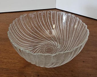 Vintage Arcoroc France, Seabreeze Swirl pattern 5 inch cereal / soup / salad bowl, 3D affect in the pressed clear glass. Scalloped edges.