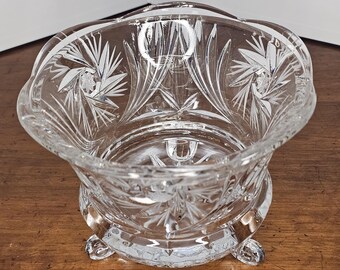 Vintage crystal 3 footed bowl / candy dish / spoon holder. Pinwheel Star of David pattern, very nice condition!