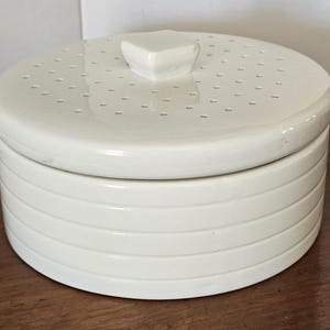 Vintage Kathryn Beich Ceramic Pancake / Pita / Tortilla Warmer, Large knob on lid for easy handling. Kitchen must have!
