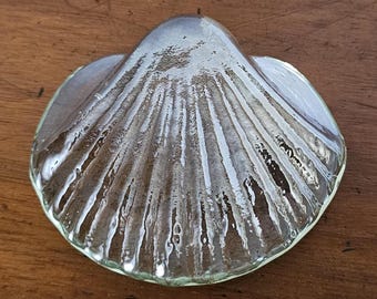 Vintage Solid Glass Scallop Clam Seashell paper weight, No chips or cracks, very pretty!