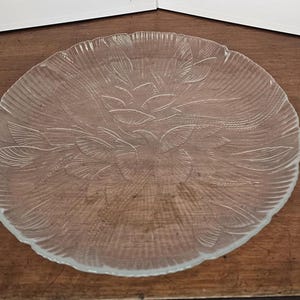 Vintage Arcoroc France, Canterbury Crocus pattern 10.5 inch Dinner Plate, 3D affect in the pressed / molded clear glass. Scalloped edges.