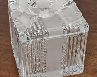 Vintage Godinger lead crystal square "wrapped" gift box with raised bow on lid, trinket bowl / box, jewelry box.  Excellent condition!