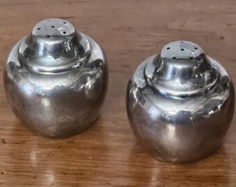 Vintage WM Rogers Silver plated salt and pepper shaker set, includes both stoppers, special salt lining, Original packaging