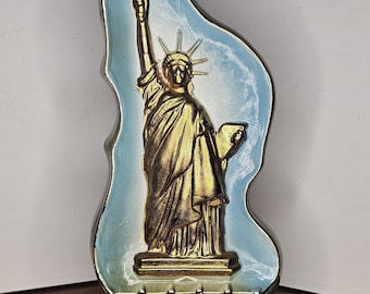 Vintage 1975 Jim Beam Statue of Liberty Kentucky Bourbon Whiskey Bottle, Original labels, Genuine Regal China, James B. Beam Distilling Co.