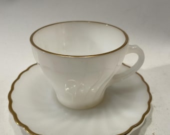 Juego de taza de té y platillo de vidrio con borde dorado y remolino de Anchor Hocking de Fire King