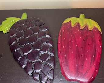 2 placas de pared de madera vintage con diseño de fresas y moras pintadas a mano.