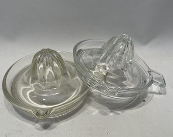 2 exprimidores antiguos de vidrio transparente con depresión, tapa de jarra exprimidora, se adapta a tapas de 5" de diámetro