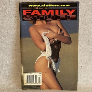 Puede incluir: Una portada de revista con el título "FAMILY STUFF" en letras rojas. La portada presenta a una mujer en bikini blanco sosteniendo una tela blanca. La dirección del sitio web "www.xletters.com" está en la parte superior. La revista está fechada en febrero de 2002.