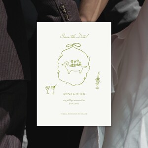 以下が含まれることがあります： オフホワイトの背景に、薄緑色のイラストが描かれた結婚式の招待状。「Save the Date!」の文字が上部にあり、「ANNA & PETER」と日付「July 2, 2027」が下にあります。中央には、飲み物を持った犬が描かれています。