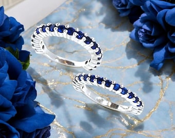 Anillo de eternidad con zafiro azul: aniversario de bodas en plata de ley