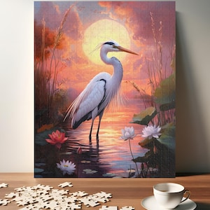 Puzzle élégant coucher de soleil héron - Étang de lotus serein et ciel vibrant - Cadeau parfait pour les amoureux des oiseaux et de la nature (110, 252, 520, 1014 pièces)