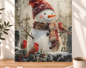 Puede incluir: Un rompecabezas que muestra un muñeco de nieve con un gorro de punto rojo con una flor de pascua, una bufanda a cuadros y una nariz de zanahoria. Tres cardenales rojos están posados en ramas nevadas. La escena incluye acebo y una valla de madera.