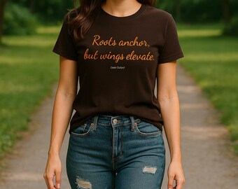 Camiseta motivacional "Elevate with Wings" de algodón pesado Gildan 5000, en color chocolate oscuro y jaspeado oscuro.