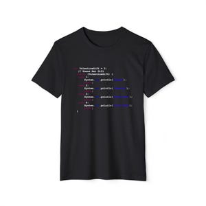 Könnte beinhalten: Ein schwarzes T-Shirt mit einem Code-Ausschnitt darauf gedruckt. Der Code ist in einer Programmiersprache geschrieben und enthält den Text "ValentineGift 2: // Guess Her Gift (ValentineGift) { 1: System.println(roses); 2: System.println(jewelry); 3: System.println(chocolate); 4: System.println(new car); }"