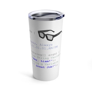 以下が含まれることがあります： 黒い蓋が付いた白いトラベルタンブラー。タンブラーには、「Geek Output」というテキストが入ったメガネの黒いグラフィックが描かれています。タンブラーには、「Geeks、Always」とコードを読む青いテキストもあります。