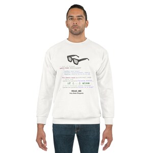 Puede incluir: Sudadera blanca con un gráfico de gafas y líneas de código. El texto "READ ME Only Static Snippets" está impreso debajo del código. La sudadera la lleva una persona.