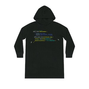 Puede incluir: Sudadera con capucha negra con un fragmento de código impreso en la parte delantera. El código está escrito en varios colores e incluye el texto "public static void main(String[] args)".