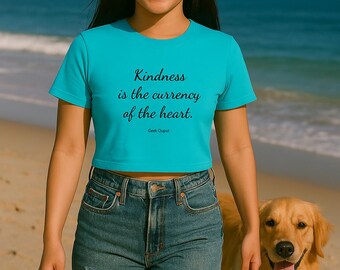 Camiseta corta motivacional perfecta para mujeres bondadosas, tela turquesa oscura con letras negras.