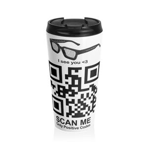 Op de afbeelding: Witte reistumbler met een zwart deksel en een zwart-witte QR-code met de tekst "SCAN ME Only Positive Codes". De tumbler heeft ook een zwart-witte 3D-bril met de tekst "Geek Output" op de pootjes. De tekst "I see you <3" staat onder de bril.