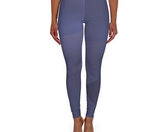 Puede incluir: Un par de leggings azules con un diseño geométrico. Los leggings están hechos de una tela elástica y cómoda, y son perfectos para yoga, correr o el uso diario.