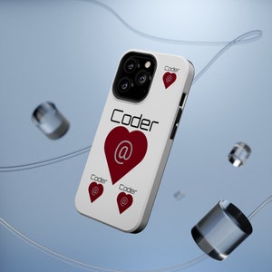 Op de afbeelding: Witte iPhone-hoes met een rood hart en het woord "Coder" dat meerdere keren wordt herhaald. Het hart bevat een "at"-symbool.