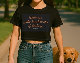 Camiseta corta inspiradora perfecta para mujeres que nunca se rinden. Pinceladas del Destino en tela negra con letras naranjas.