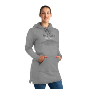 Peut inclure: Une robe sweat-shirt à capuche grise avec un cordon de serrage et une poche kangourou. Le texte "Hard Coded For Sure" est imprimé au-dessus d'une ligne de code binaire. La robe a des manches longues et des fentes latérales.