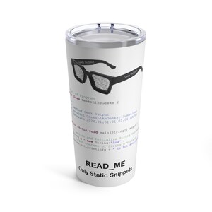 Op de afbeelding: Witte 590 ml beker met een zwarte afbeelding van een bril gevuld met binaire code en de tekst "Geek Output". De beker heeft ook regels code en de tekst "READ_ME Only Static Snippets."