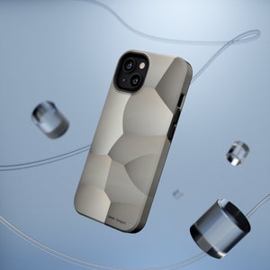 Op de afbeelding: Een smartphonehoesje met een geometrisch patroon in grijstinten en wit. De hoes heeft een zwarte rand en de tekst "Geek Output" staat onderaan. De telefoonhoes wordt getoond tegen een lichtblauwe achtergrond met abstracte elementen.