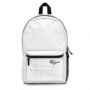 Puede incluir: Mochila blanca con asa y cremallera negras. El bolsillo delantero presenta un fragmento de código y un gráfico de gafas. Un bolsillo lateral de malla negra es visible. Ideal para estudiantes y entusiastas de la tecnología.