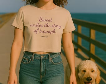 Sweat escribe triunfante para las mujeres con esta elegante camiseta corta, una camiseta corta inspiradora para las que marcan tendencia.