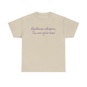 Sé resiliente y sigue probando la camiseta Gildan 5000 Heavy Cotton en tela dorada y amarilla con letras moradas, regalo motivador para quienes marcan tendencia