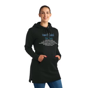 Peut inclure: Sweat à capuche noir avec une poche kangourou et des fentes latérales. Le texte "Hard Coded For Sure" est imprimé en bleu clair, avec du code binaire. Un sweat à capuche décontracté et long.