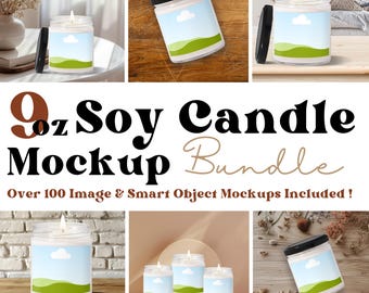 Può includere: Una collezione di mockup di candele di soia. Le candele sono in barattoli di vetro trasparente con coperchi neri. Ogni barattolo ha un'etichetta con un cielo blu, una nuvola bianca e un design di collina verde. Il testo recita "9oz Soy Candle Mockup Bundle".