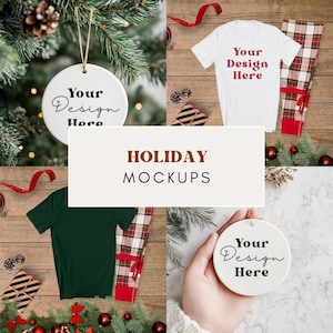 K&ouml;nnte beinhalten: Ein festliches Weihnachts-Mockup mit einem wei&szlig;en T-Shirt, einer karierten Pyjamahose und einem Keramikornament mit dem Text "Your Design Here". Die Szene umfasst festliche Dekorationen wie Tannennadeln, B&auml;nder und Kugeln, mit dem Text "HOLIDAY MOCKUPS."