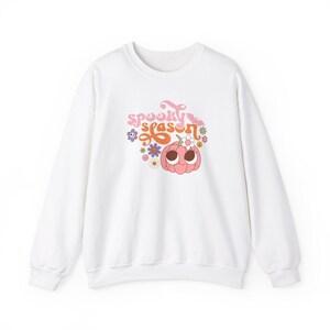 Spooky Season - Bluza z okrągłym dekoltem, Motyw Halloween, upiorne wibracje, Okres świąteczny, Codzienne ubranie, Codzienny strój, Urocza dynia, Jesienny sweter