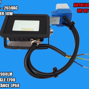 Pode incluir: Um holofote LED preto de 10 watts com um ângulo de feixe de 1200 graus e resistência às intempéries IP68. A luz tem um sensor crepuscular incorporado e está conectada a um fio preto com um plugue azul. O texto na luz diz "POWER 10W, VOLTAGE 175-265VAC, ACTUAL POWER 10W, LUMEN 900LM, BEAM ANGLE 1200, WEA RESISTANCE IP68, AUTOLIGHT AT DUSK, OFF AT SUNRISE".