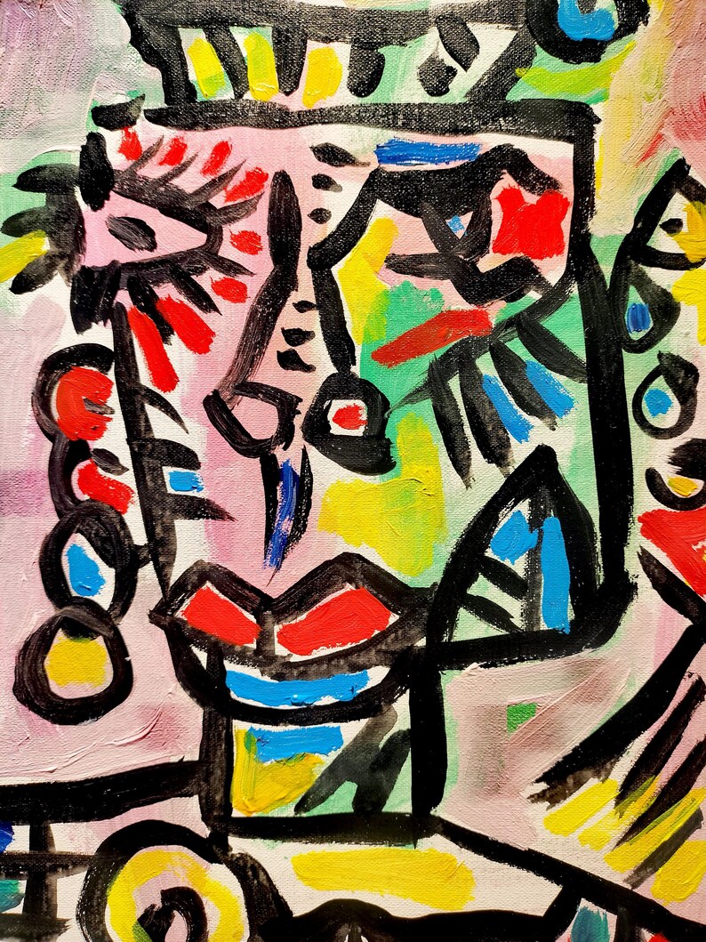 Puede incluir: Pintura abstracta de una cara con l&iacute;neas negras audaces, colores brillantes y una corona. La cara es rosa, verde, amarilla y roja. La corona es amarilla y negra.